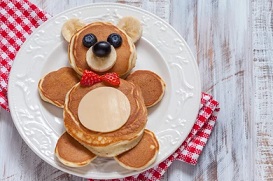 Confection et décoration de pancakes